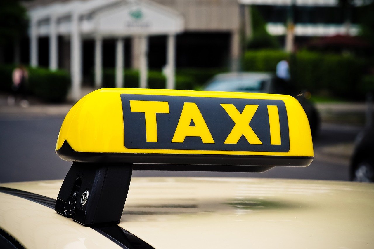 Shuttle Net How to Avoid Overpaying for an Airport Taxi Ride | EZ Airport Shuttle